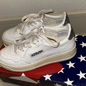 Autry medalist low sneakers in silver and white